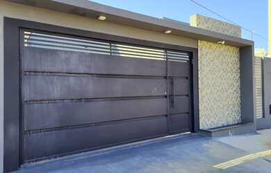 Imagem: A casa possui 2 Dormitórios, 1 Banheiro, 2 Vagas na garagem