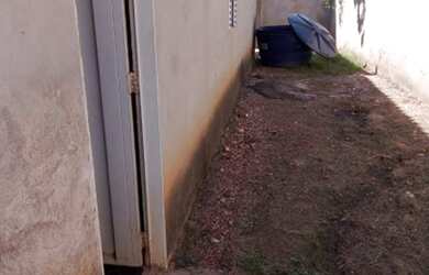 Imagem: A casa possui 3 Dormitórios, 1 Banheiro, 4 Vagas na garagem