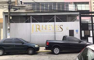 Imagem: O depósito possui 2 Vagas na garagem e 240m² de Área e está