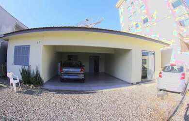 Imagem: A casa possui 3 Dormitórios, 1 Banheiro, 1 Vaga na garagem