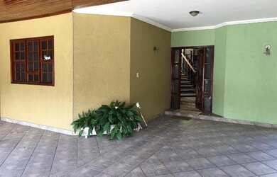 Imagem: A casa possui 4 Dormitórios, 3 Banheiros, 3 Vagas na garagem