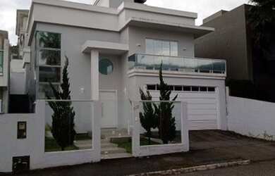 Imagem: A casa possui 3 Dormitórios, 3 Banheiros, 2 Vagas na garagem