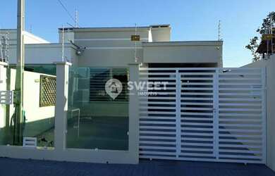 Imagem: A casa possui 3 Dormitórios, 1 Banheiro, 2 Vagas na garagem