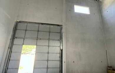 Imagem: O depósito possui 3 Vagas na garagem, 250m² de Área e está