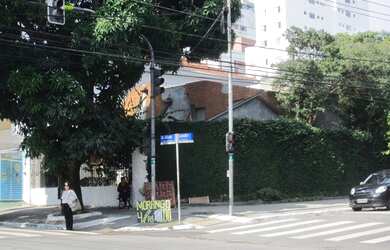 Imagem: O depósito possui 3 Vagas na garagem, 300m² de Área e está