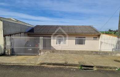 Imagem: A casa possui 3 Dormitórios, 2 Banheiros, 1 Vaga na garagem