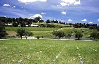 Imagem 5: Vendo jazigo Bosque da Esperança, local muito bonito, arborizado e ao lado do lago