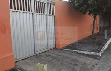 Imagem: A casa possui 3 Dormitórios, 2 Banheiros, 4 Vagas na garagem