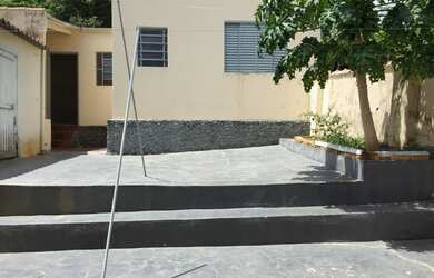 Imagem: A casa possui 4 Dormitórios, 2 Banheiros, 1 Vaga na garagem