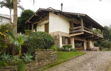 Imagem: A casa possui 4 Dormitórios, 4 Banheiros, 2 Vagas na garagem