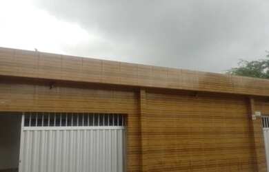 Imagem: A casa possui 3 Dormitórios, 2 Banheiros e Piscina e está