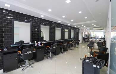 Imagem: O depósito possui 5 Vagas na garagem, 450m² de Área e está