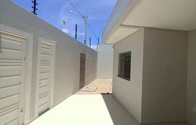 Imagem: A casa possui 3 Dormitórios, 2 Banheiros, 2 Vagas na garagem