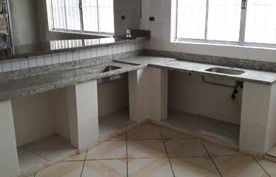 Imagem: A casa possui 3 Dormitórios, 2 Banheiros, 1 Vaga na garagem