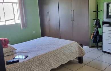 Imagem: A casa possui 5 Dormitórios, 2 Banheiros, 2 Vagas na garagem