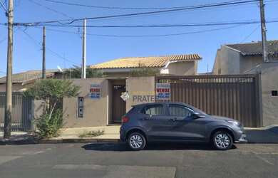 Imagem: A casa possui 3 Dormitórios, 2 Banheiros, 3 Vagas na garagem