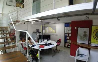 Imagem: O depósito possui 2 Vagas na garagem e 90m² de Área e está