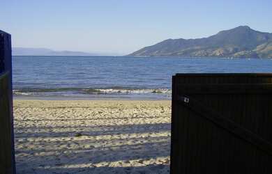 Imagem: A casa possui 3 Dormitórios, 2 Banheiros, 5 Vagas na garagem