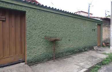 Imagem: A casa possui 2 Dormitórios, 1 Banheiro, 2 Vagas na garagem