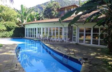 Imagem: A casa possui 3 Dormitórios, 3 Banheiros, 3 Vagas na garagem