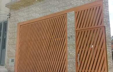 Imagem: A casa possui 3 Dormitórios, 2 Banheiros, 1 Vaga na garagem