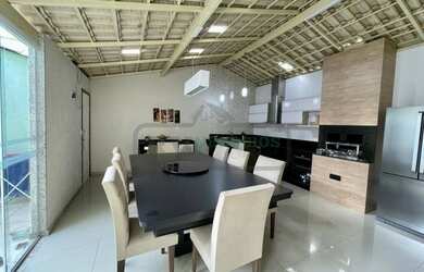 Imagem: A casa possui 3 Dormitórios, 3 Banheiros, 1 Vaga na garagem