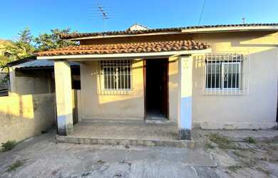 Imagem: A casa possui 3 Dormitórios, 1 Banheiro, 2 Vagas na garagem