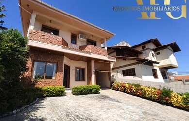 Imagem: A casa possui 5 Dormitórios, 4 Banheiros, 5 Vagas na garagem