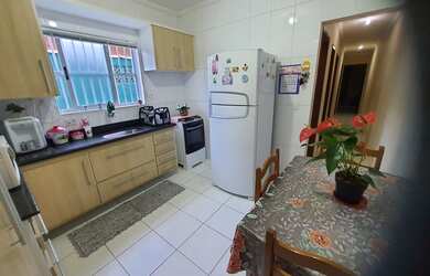 Imagem: A casa possui 3 Dormitórios, 1 Banheiro, 1 Vaga na garagem