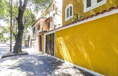 Imagem: A casa à venda possui 3 Dormitórios, 2 Banheiros, 1 Vaga na