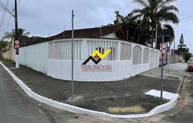 Imagem: A casa e possui 3 Dormitórios, Suítes, 2 Banheiros, 5 Vagas