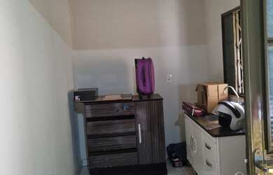 Imagem: A casa possui 1 Dormitório, 2 Banheiros, 1 Vaga na garagem