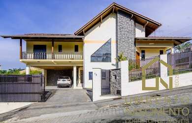 Imagem: A casa possui 4 Dormitórios, 5 Banheiros, 3 Vagas na garagem