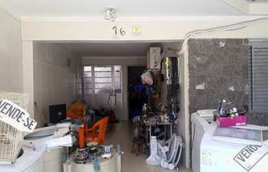 Imagem: A casa possui 4 Dormitórios, 2 Banheiros, 3 Vagas na garagem