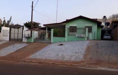 Imagem: A casa possui 5 Dormitórios, 3 Banheiros, 4 Vagas na garagem