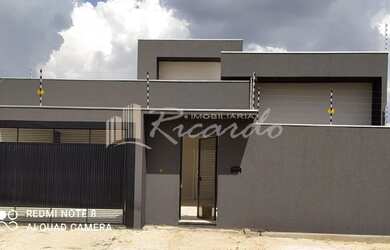 Imagem: A casa possui 3 Dormitórios, 2 Banheiros, 5 Vagas na garagem