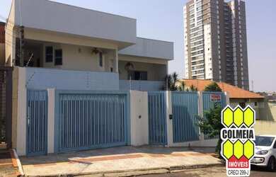Imagem: A casa possui 5 Dormitórios, 5 Banheiros, 4 Vagas na garagem