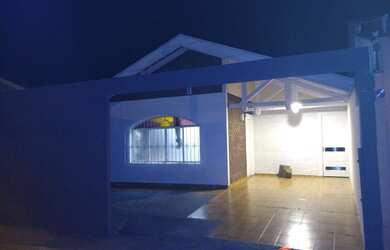 Imagem: A casa possui 2 Dormitórios, 1 Banheiro, 4 Vagas na garagem