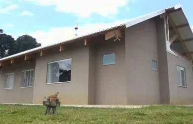 Imagem: A casa possui 3 Dormitórios, 2 Banheiros, 2 Vagas na garagem