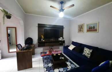 Imagem: A casa possui 2 Dormitórios, 1 Banheiro, 2 Vagas na garagem