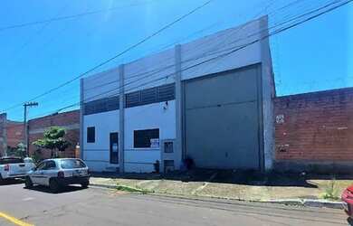 Imagem: O depósito e possui Dormitórios, Suítes, Banheiros, 330-0m²