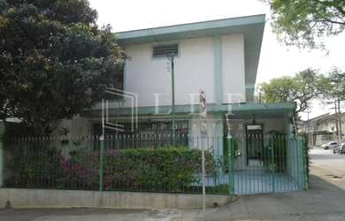 Imagem: A casa possui 3 Dormitórios, 3 Banheiros, 2 Vagas na garagem