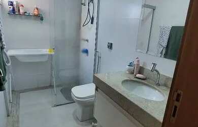 Imagem: O apartamento possui 3 Dormitórios, 1 Banheiro, 3 Vagas na