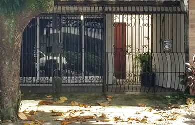 Imagem: A casa possui 3 Dormitórios, 2 Banheiros, 2 Vagas na garagem