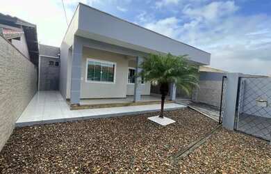 Imagem: A casa possui 3 Dormitórios, 2 Banheiros, 3 Vagas na garagem