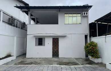 Imagem: A casa possui 4 Dormitórios, 3 Banheiros, 3 Vagas na garagem