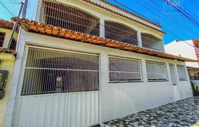 Imagem: A casa possui 3 Dormitórios, 2 Banheiros, 2 Vagas na garagem