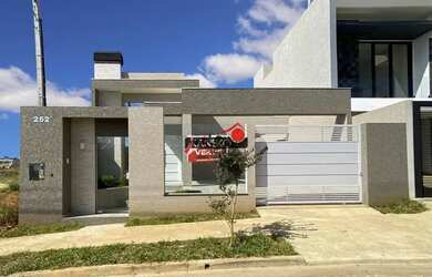 Imagem: A casa possui 3 Dormitórios, 2 Banheiros, 2 Vagas na garagem