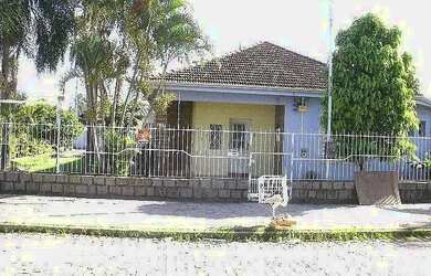 Imagem: A casa possui 3 Dormitórios, 2 Banheiros, 3 Vagas na garagem