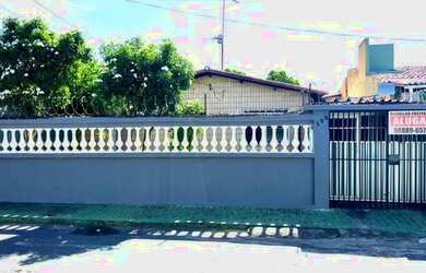 Imagem: A casa possui 3 Dormitórios, 3 Banheiros, 5 Vagas na garagem